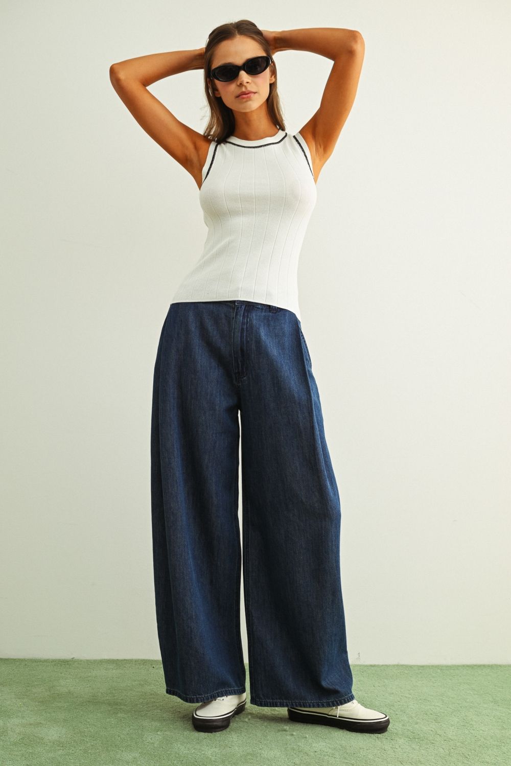 KNIT TOP WITH COLOR THREAD DETAIL