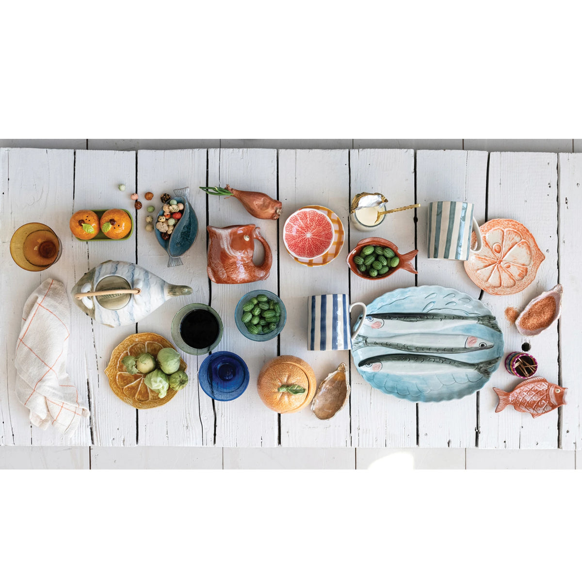 Oval stoneware scalloped plate with 3D fish image – view 2