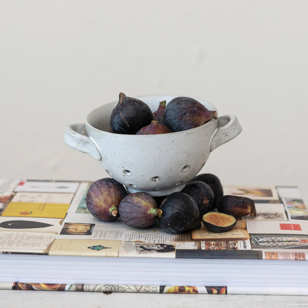 White stoneware berry bowl with handles – view 2
