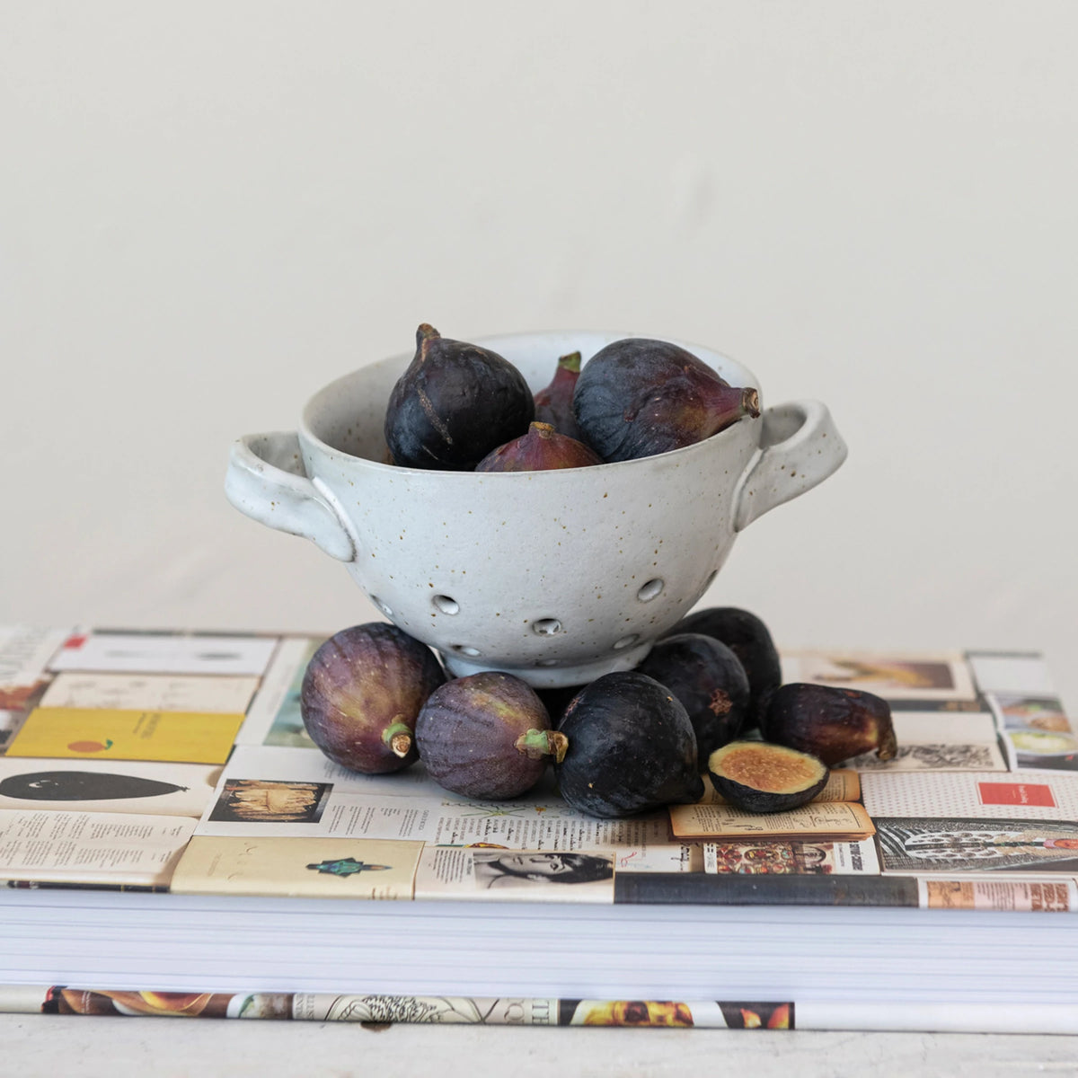 White stoneware berry bowl with handles – view 2