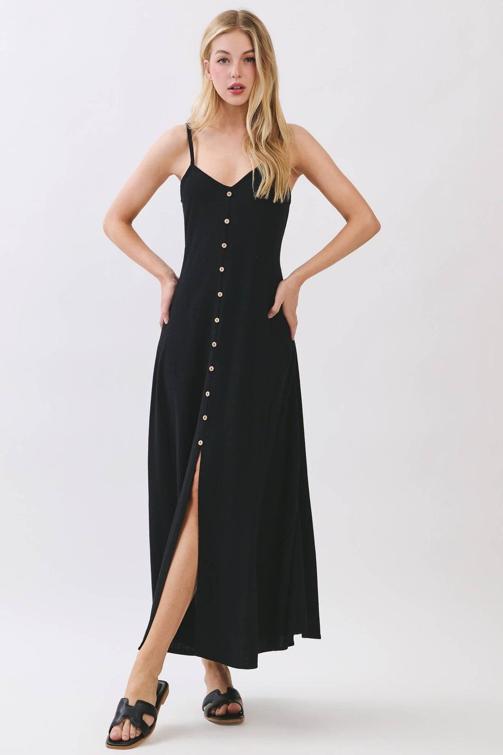 FLOWY DRESS/BUTTONED TRIM AND SLIT