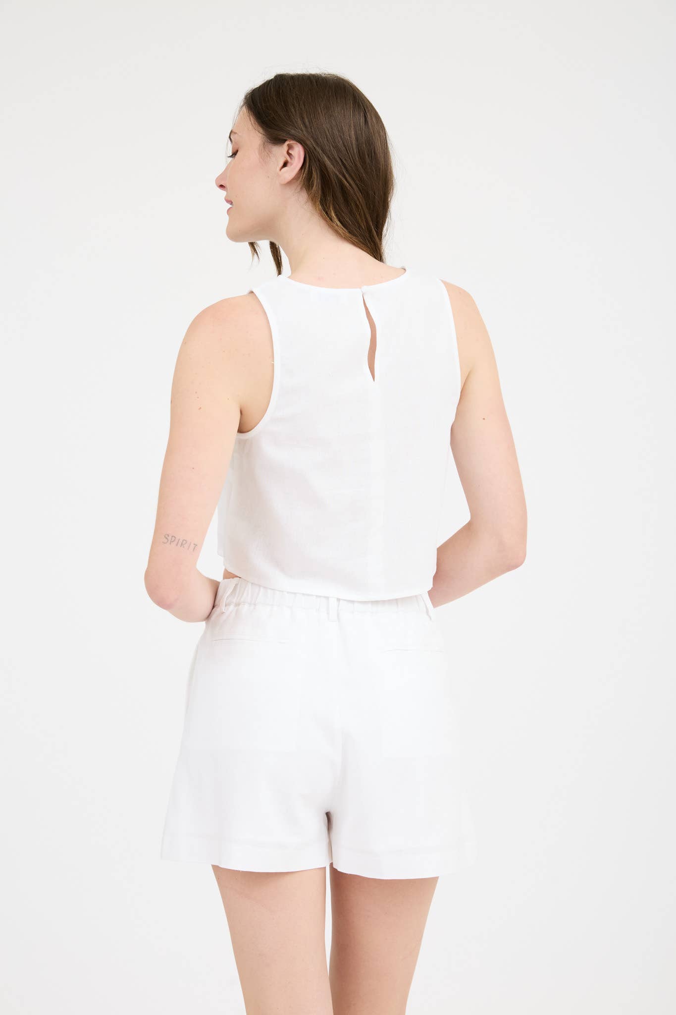 ROUND NECK SLEEVELESS LINEN CROPPED BLOUSE