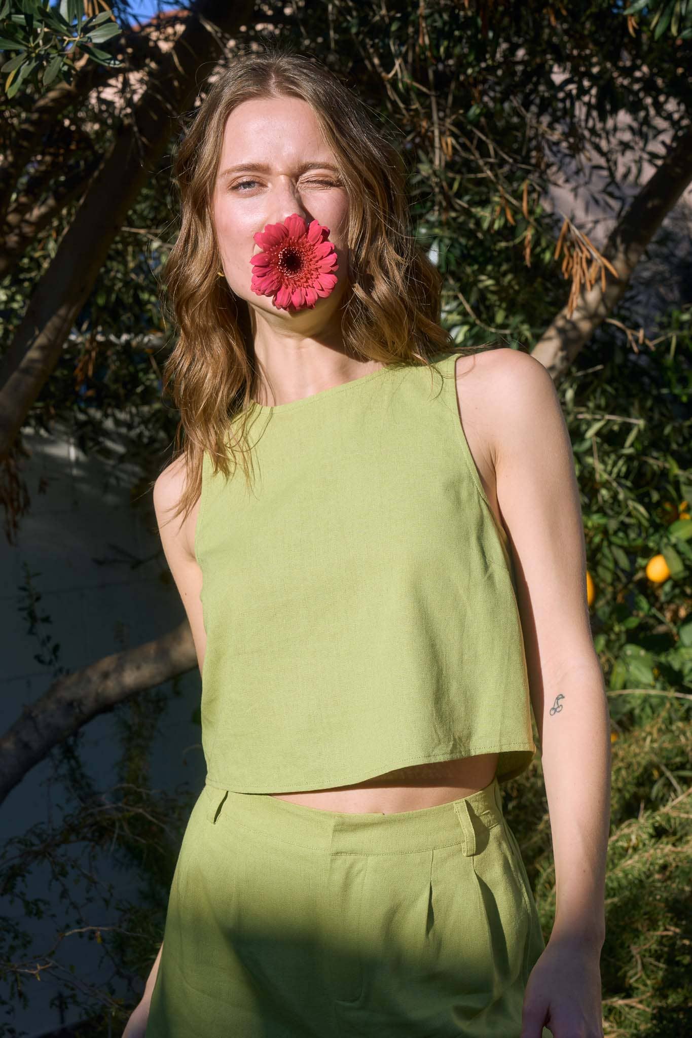 ROUND NECK SLEEVELESS LINEN CROPPED BLOUSE