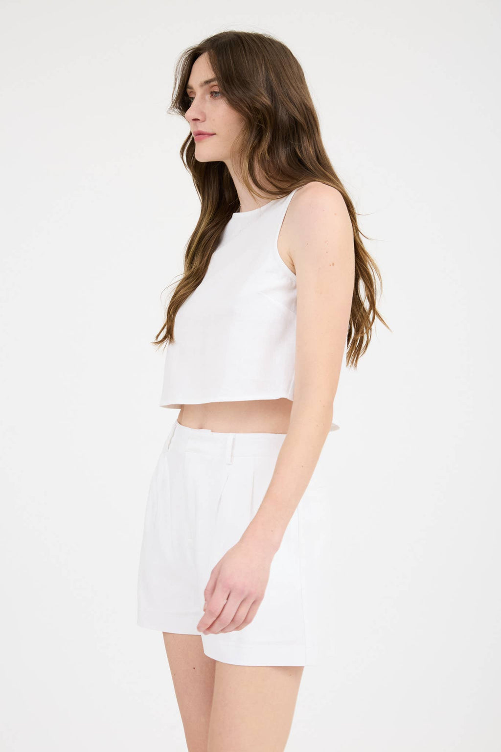ROUND NECK SLEEVELESS LINEN CROPPED BLOUSE