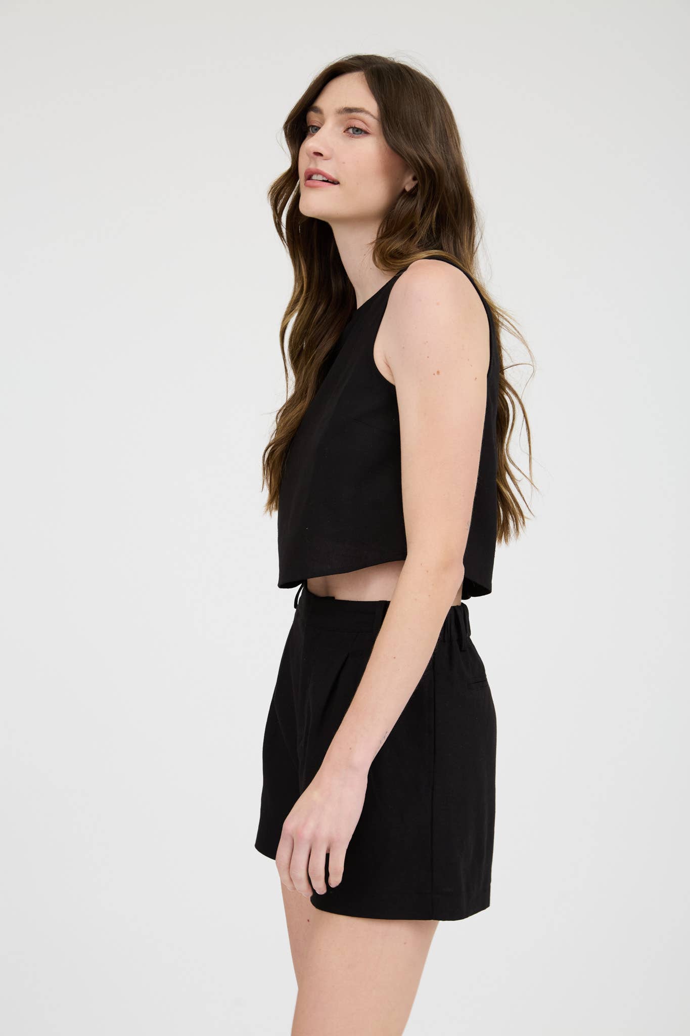 ROUND NECK SLEEVELESS LINEN CROPPED BLOUSE