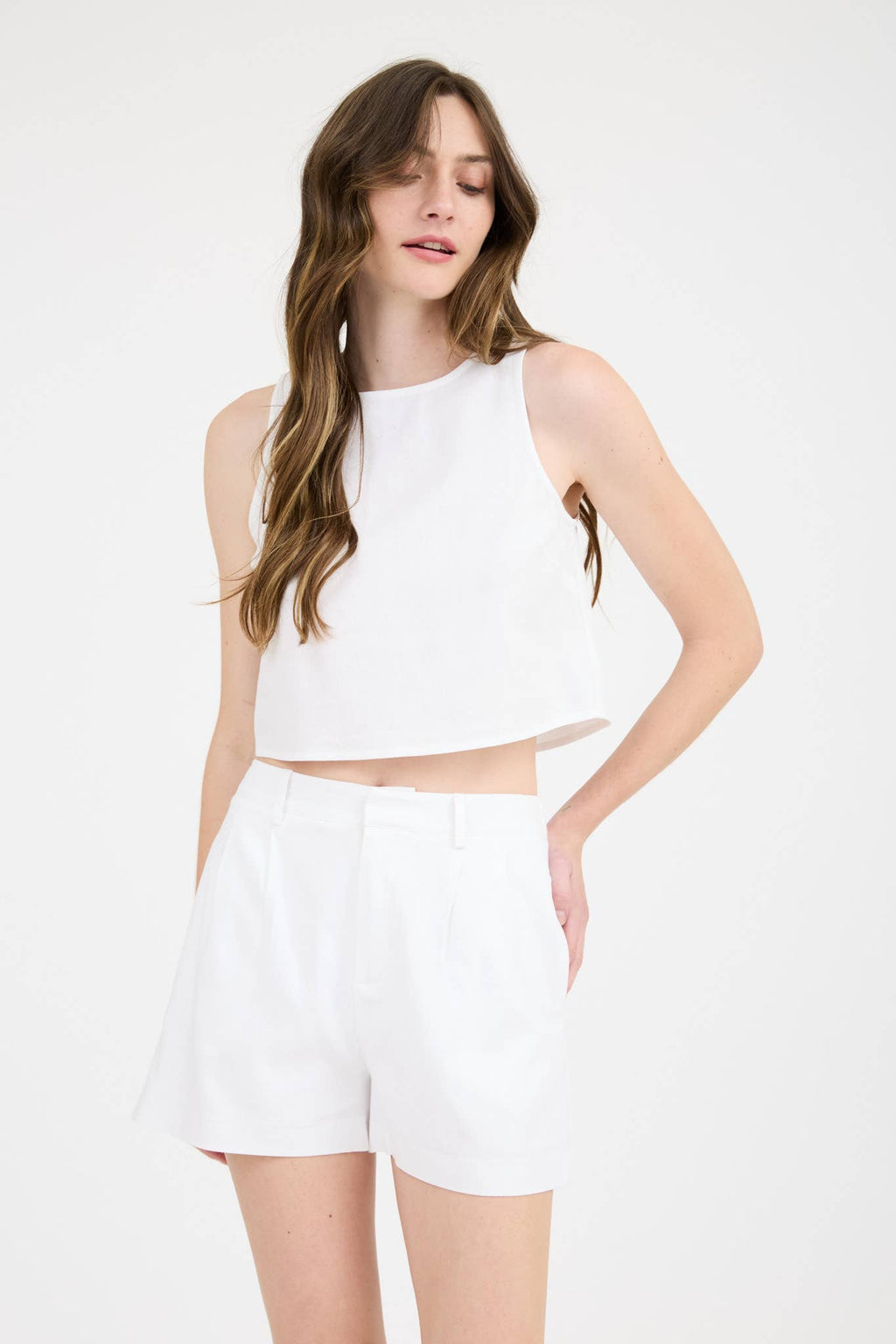 ROUND NECK SLEEVELESS LINEN CROPPED BLOUSE