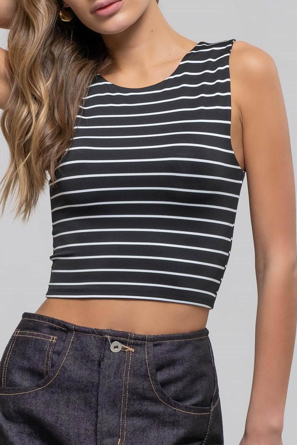 STRIPE ROUND NECK SLEEVELESS CROP TOP