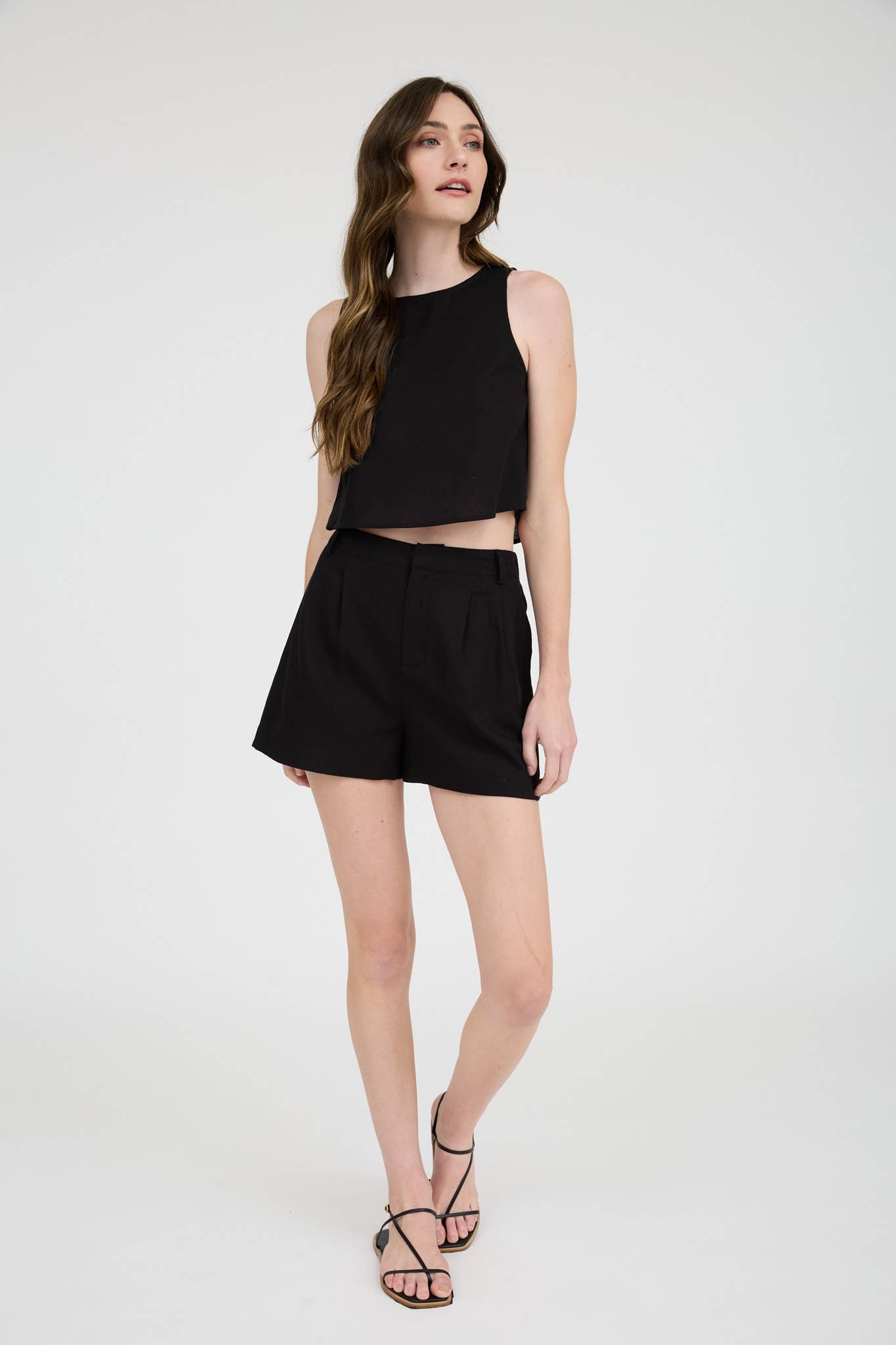 ROUND NECK SLEEVELESS LINEN CROPPED BLOUSE