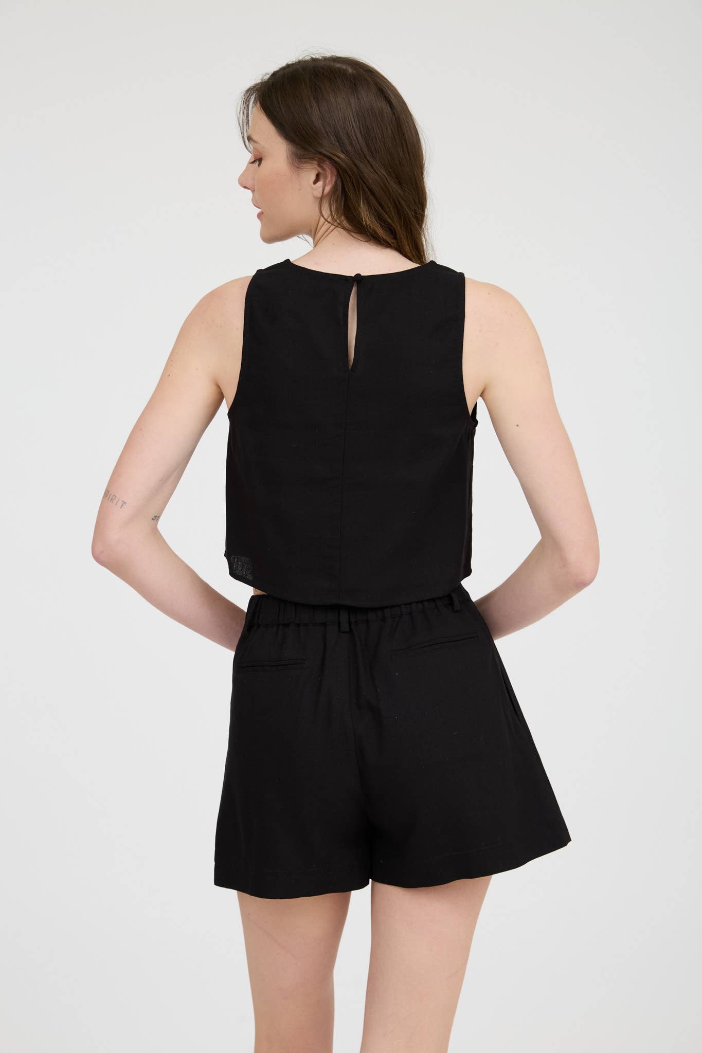ROUND NECK SLEEVELESS LINEN CROPPED BLOUSE
