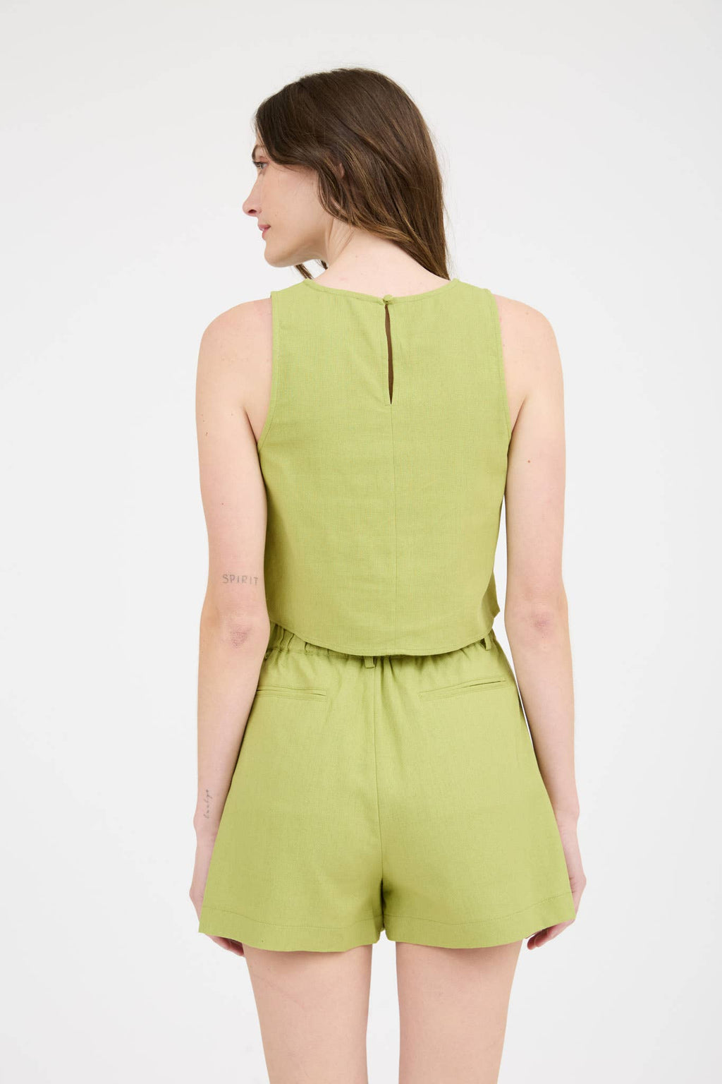 ROUND NECK SLEEVELESS LINEN CROPPED BLOUSE