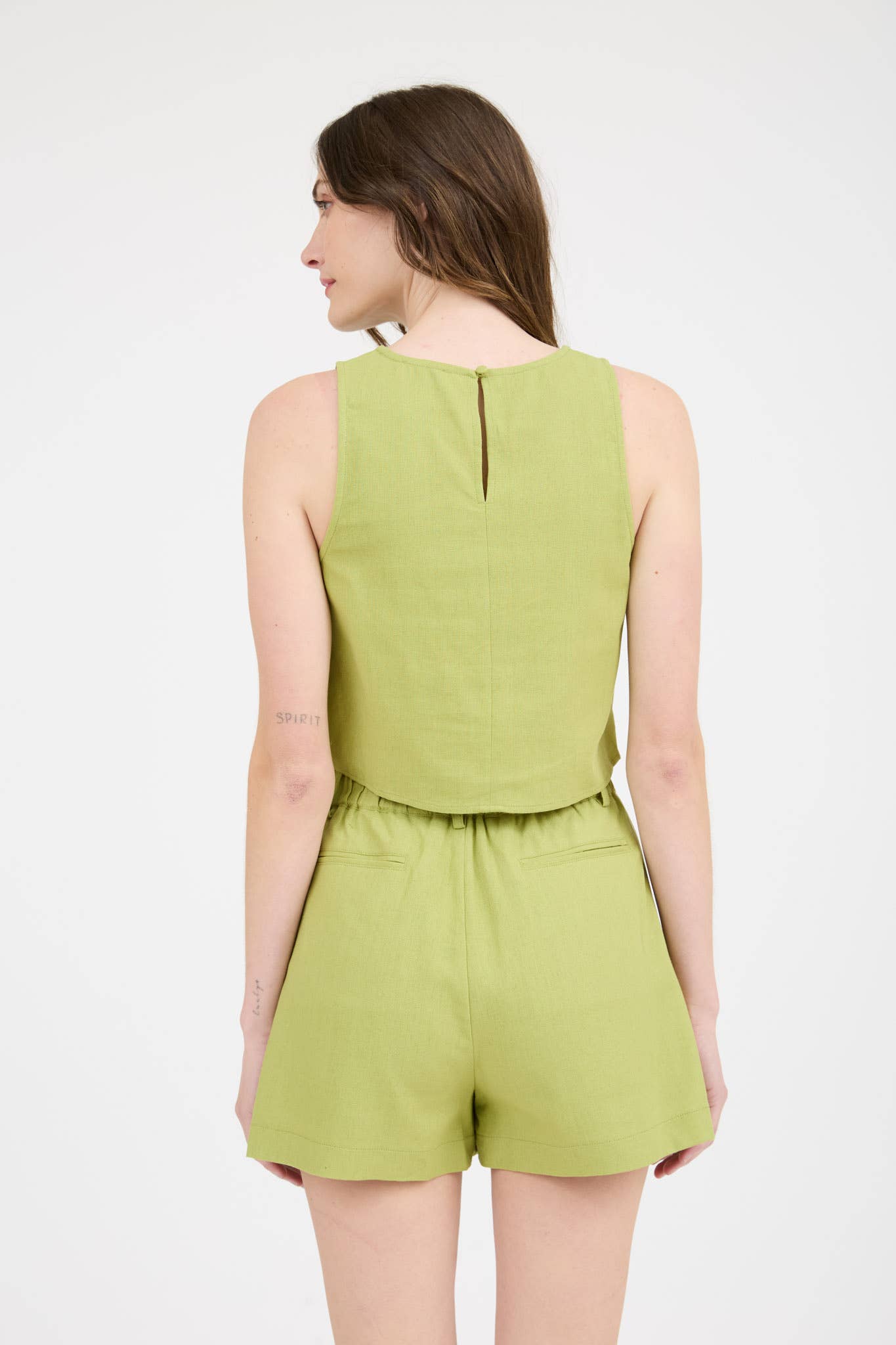 ROUND NECK SLEEVELESS LINEN CROPPED BLOUSE