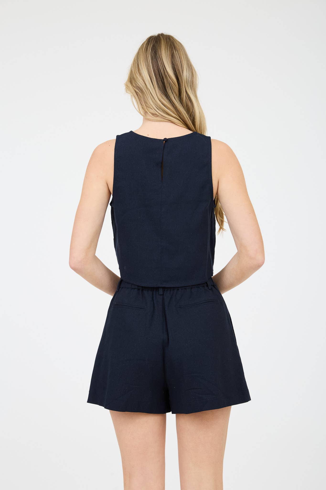 ROUND NECK SLEEVELESS LINEN CROPPED BLOUSE