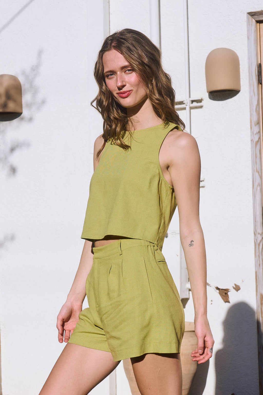 ROUND NECK SLEEVELESS LINEN CROPPED BLOUSE